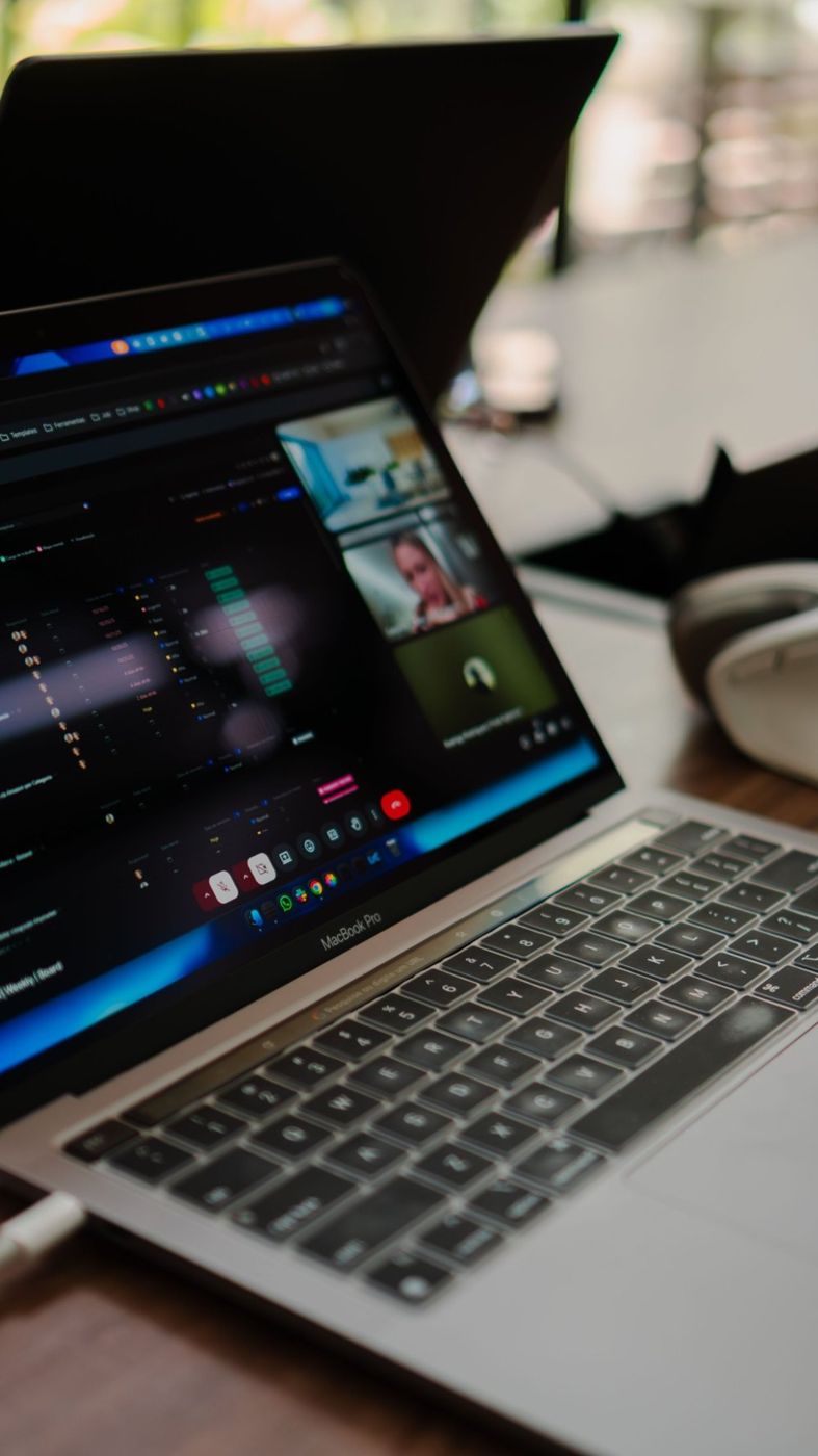 Ordenador portátil con una videollamada en curso
